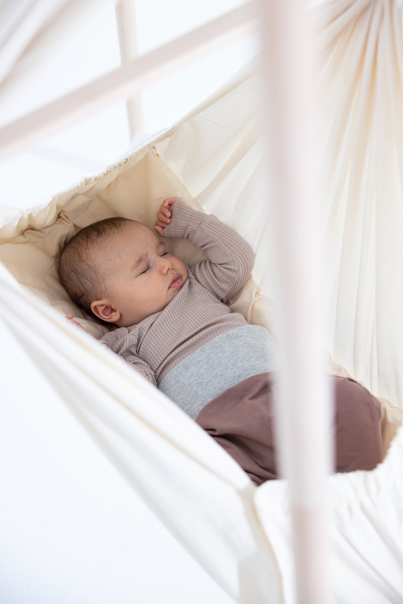 Die Federwiege mit Motor und Gestell für dein Baby